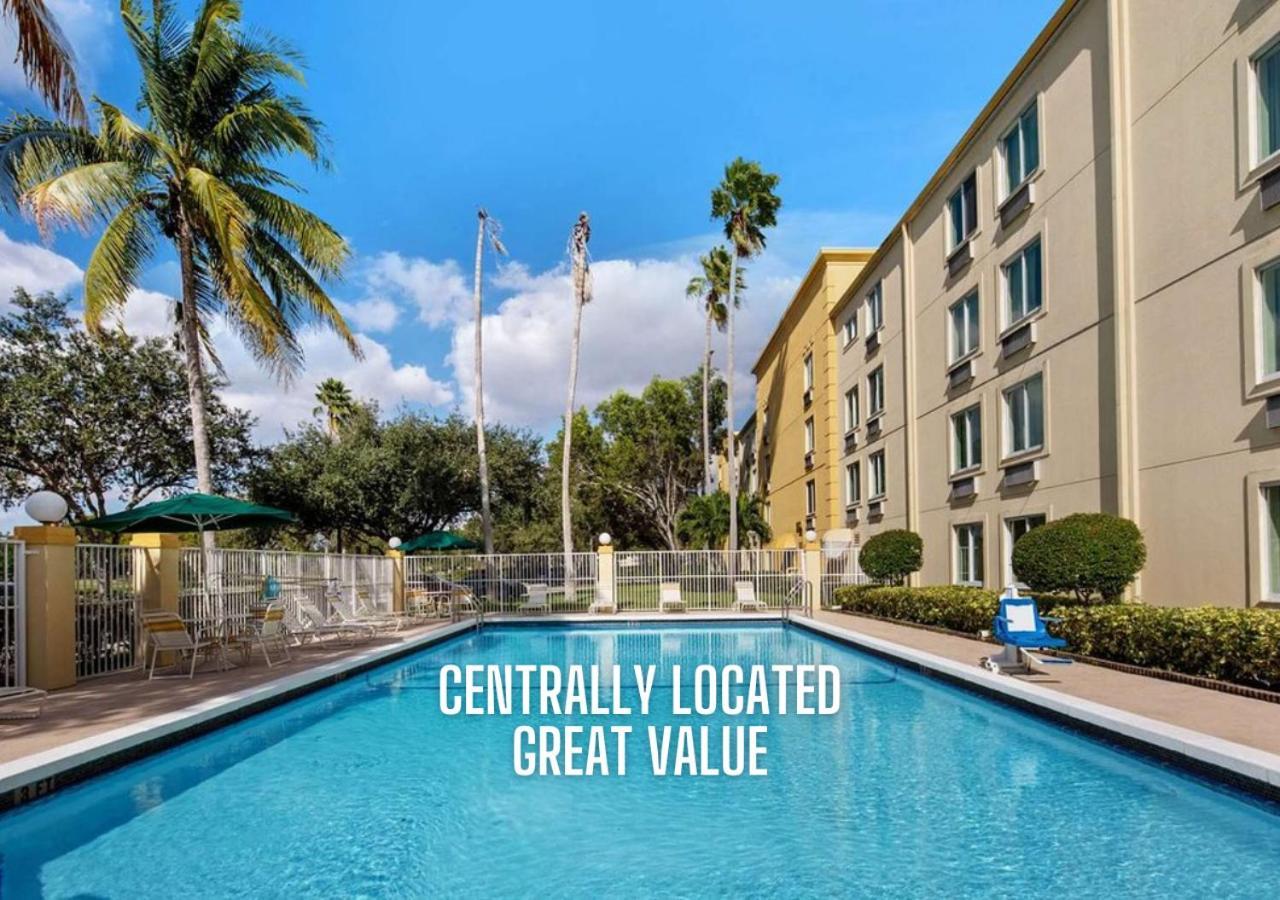 La Quinta Inn & Suites By Wyndham Sawgrass Sunrise Exterior photo