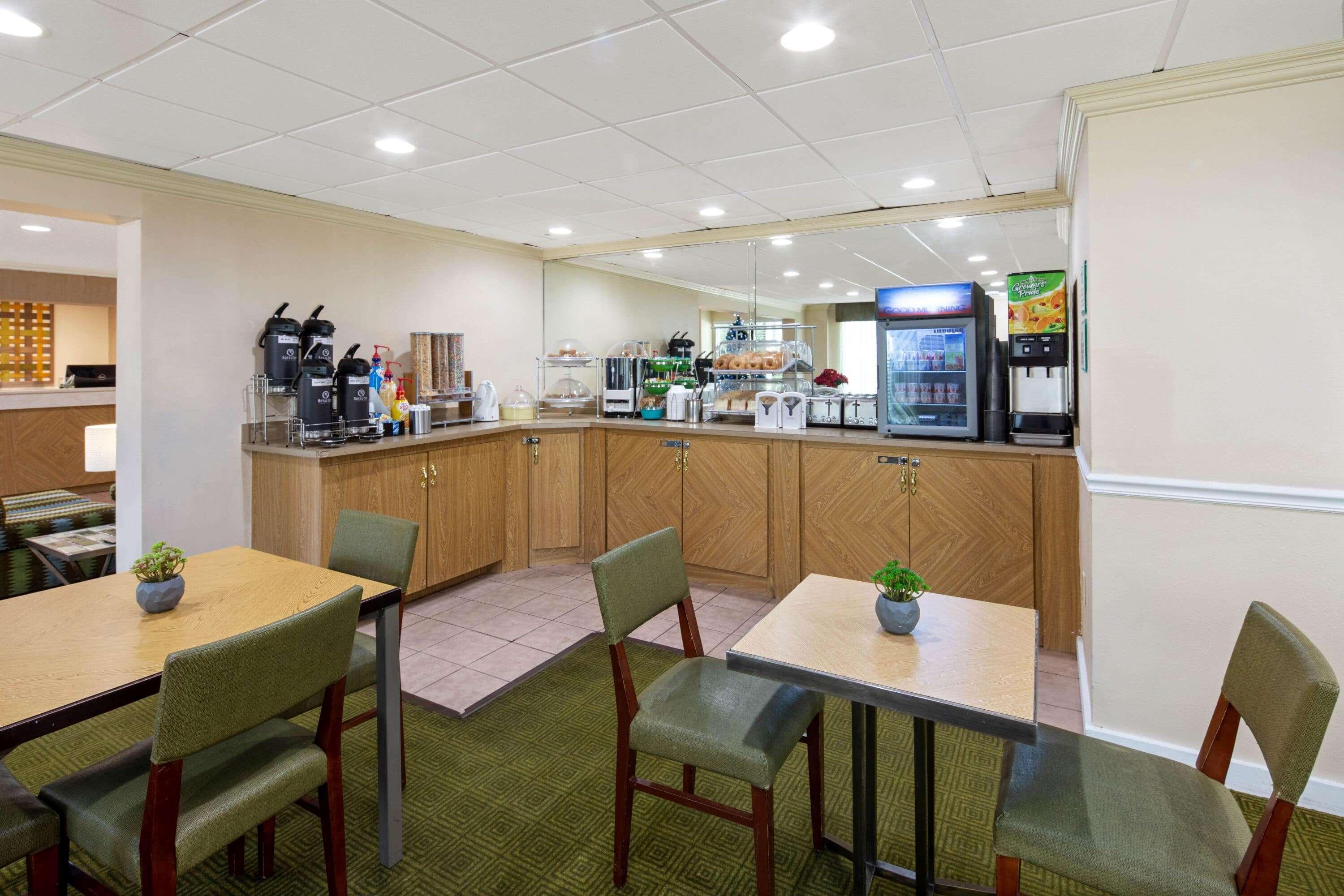 La Quinta Inn & Suites By Wyndham Sawgrass Sunrise Exterior photo