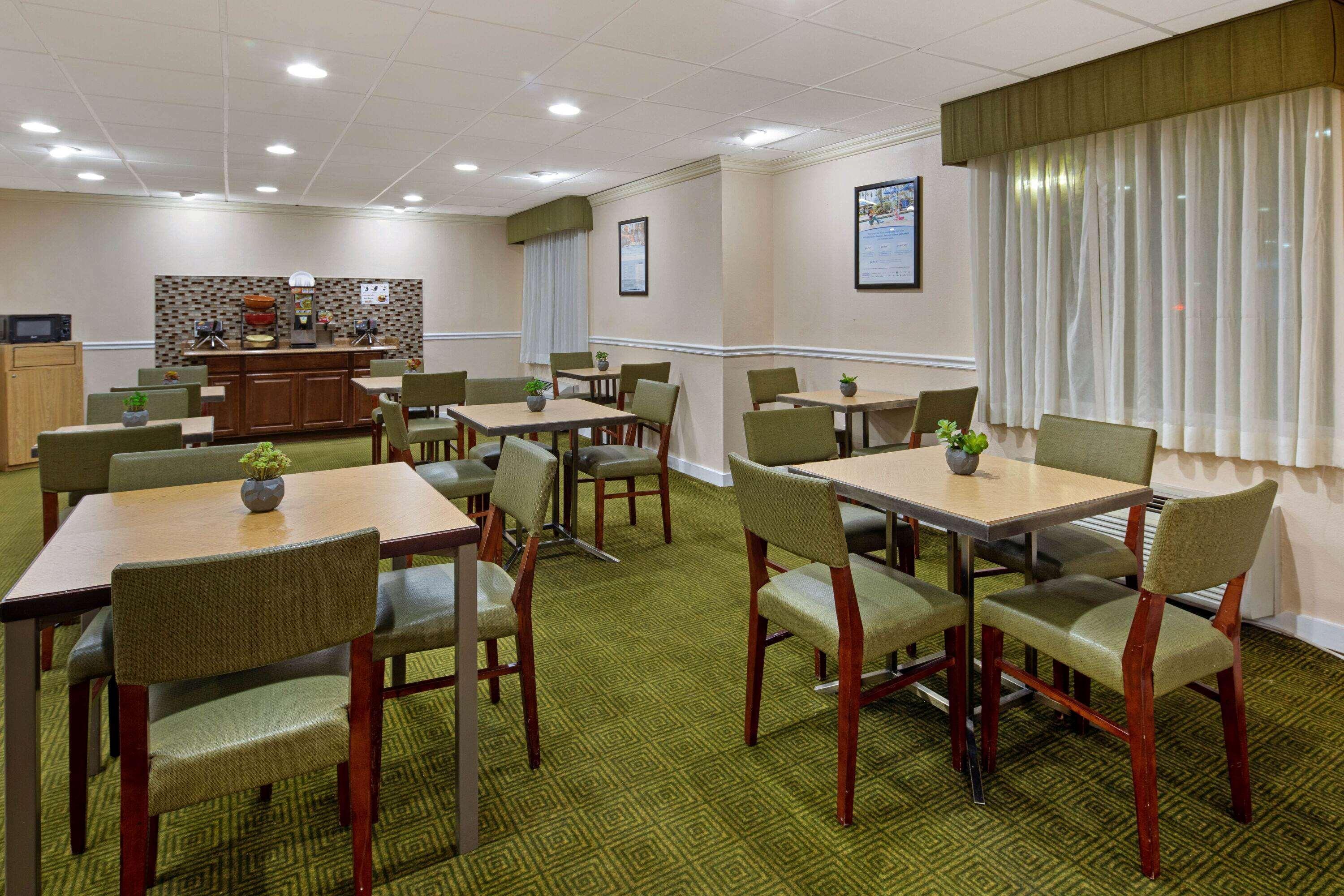 La Quinta Inn & Suites By Wyndham Sawgrass Sunrise Exterior photo
