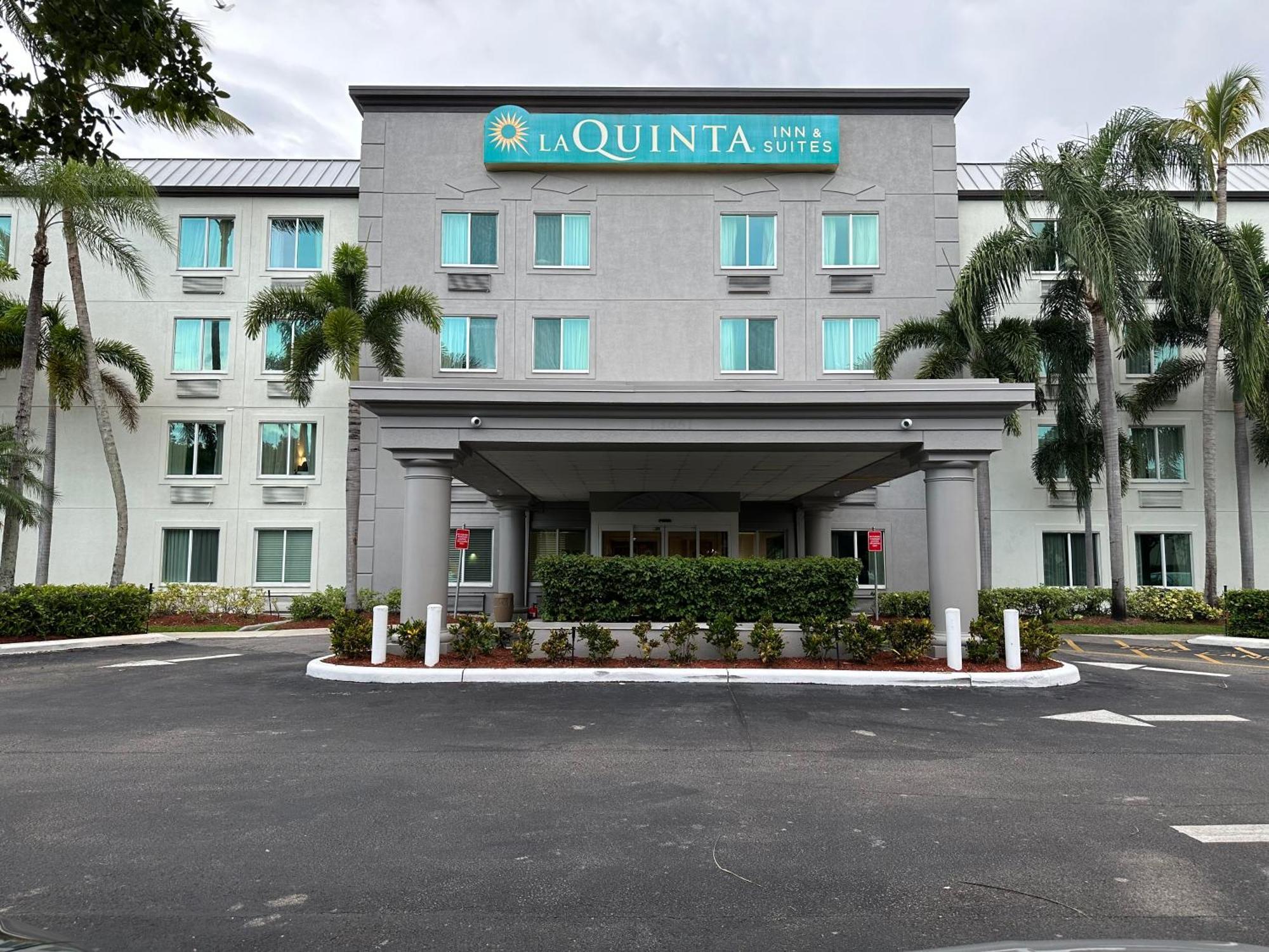 La Quinta Inn & Suites By Wyndham Sawgrass Sunrise Exterior photo