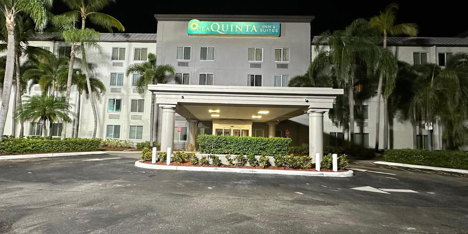La Quinta Inn & Suites By Wyndham Sawgrass Sunrise Exterior photo