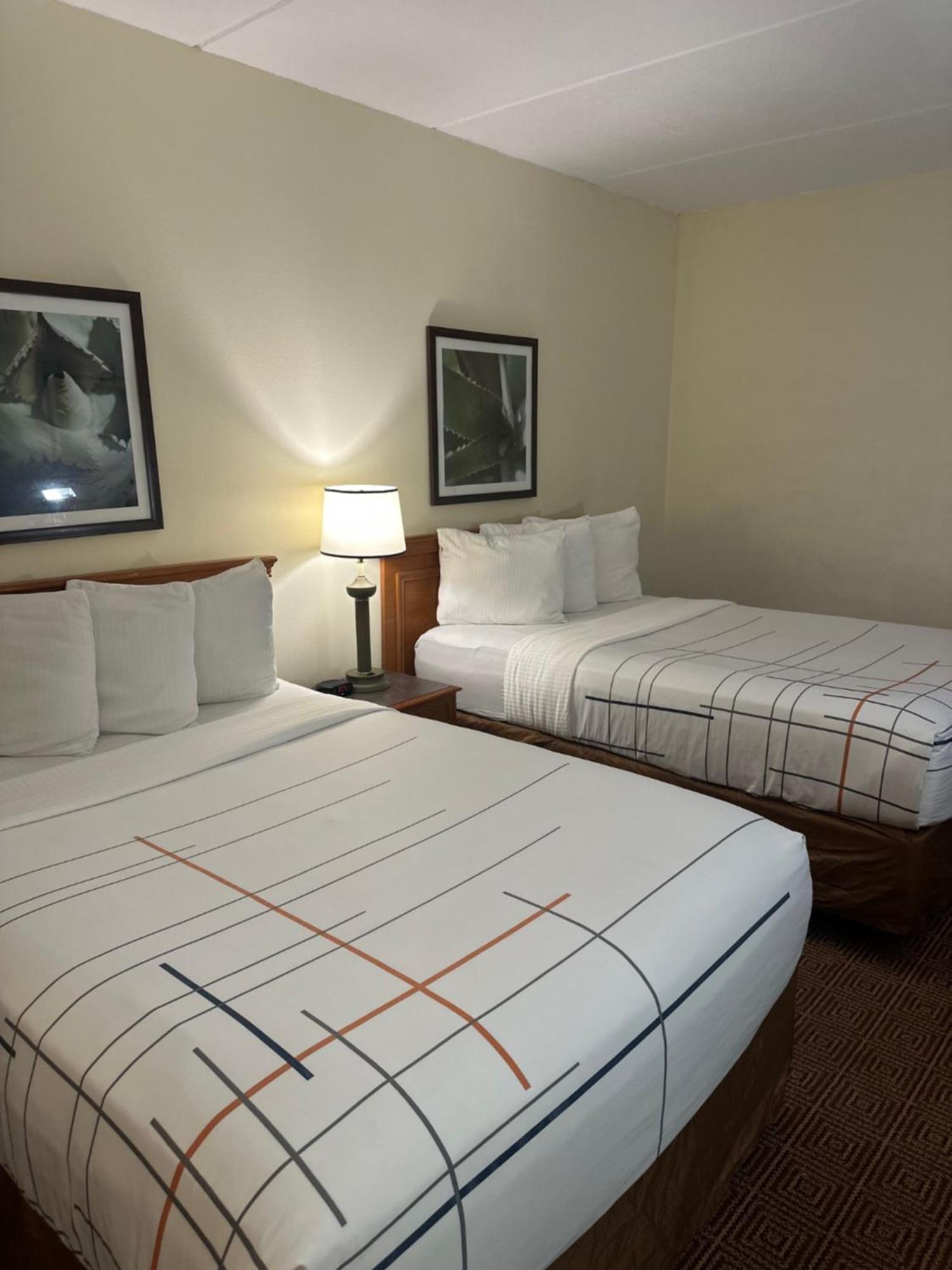 La Quinta Inn & Suites By Wyndham Sawgrass Sunrise Exterior photo