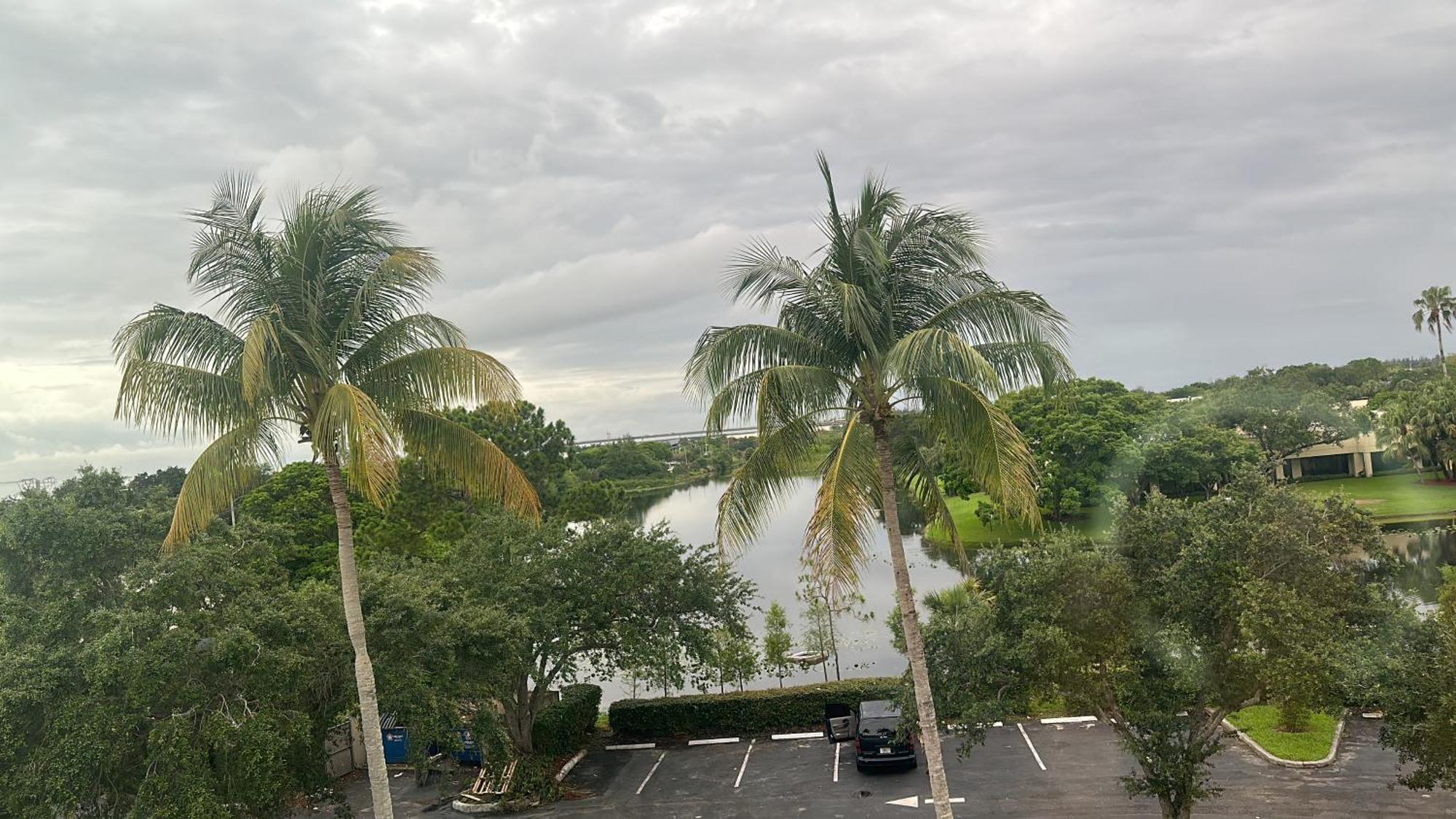 La Quinta Inn & Suites By Wyndham Sawgrass Sunrise Exterior photo