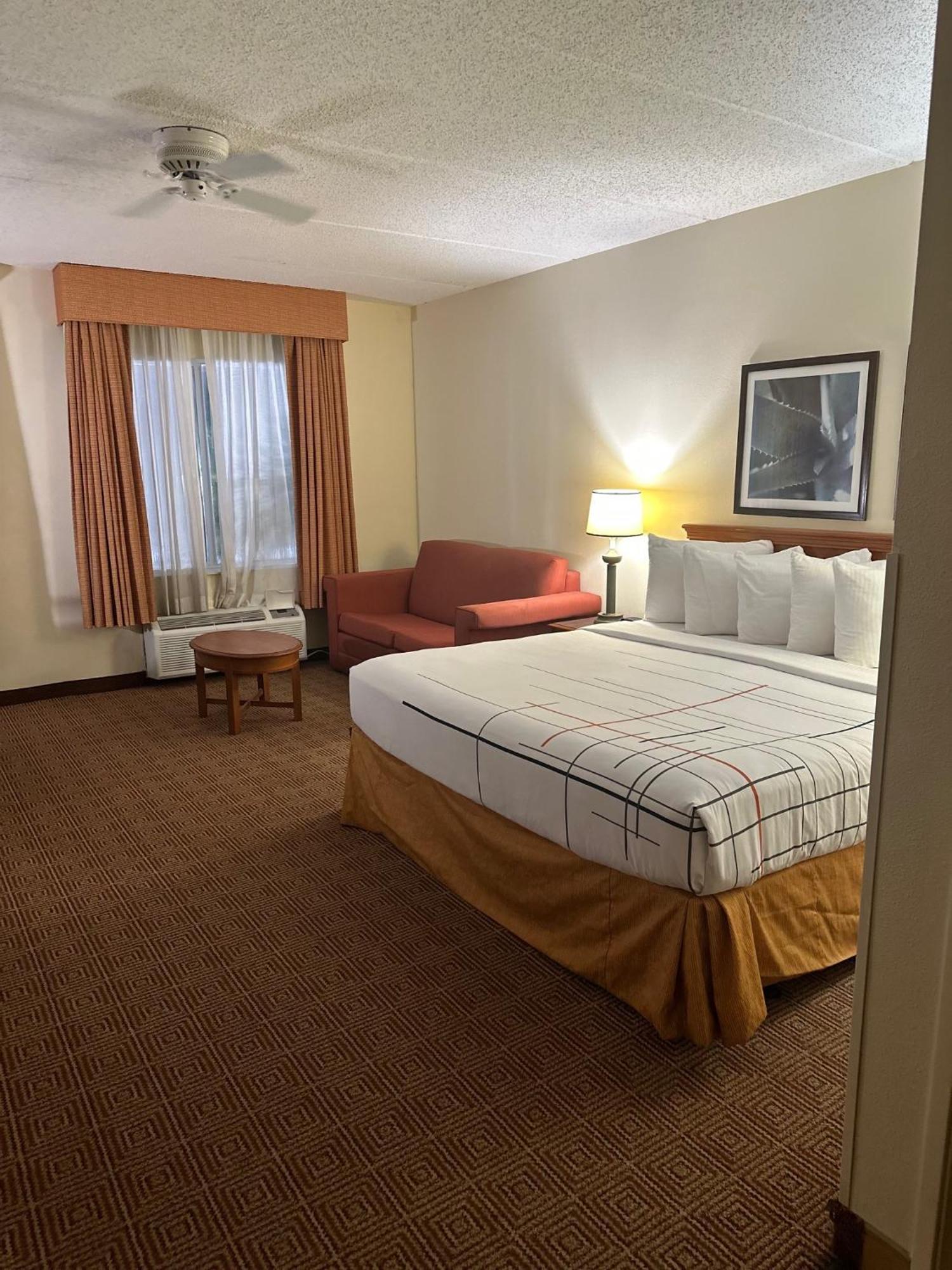 La Quinta Inn & Suites By Wyndham Sawgrass Sunrise Exterior photo